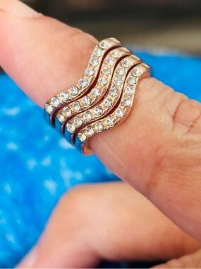 💗💗💗Size 5 goldplated Crystal Wave Stackable Ring - Gold